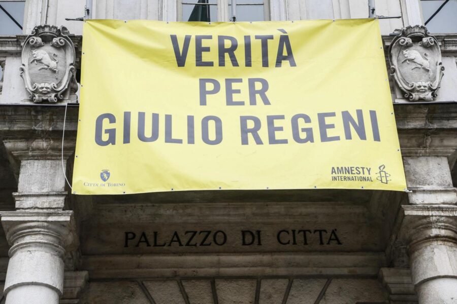 Foto  Federico Bernini/LaPresse
04-04-2016, Torino
cronaca
Il sindaco di Torino, Piero Fassino, ha firmato un protocollo con Amnesty International per chiedere verità per Giulio Regeni
nella foto: lo striscione appena a Palazzo di Città – Comune di Torino

Photo Federico Bernini/LaPresse
04-04-2016, Torino
news
Piero Fassino, the mayor of Turin, has signed a document with Amnesty International to ask truth for Giulio Regeni
in the pic: