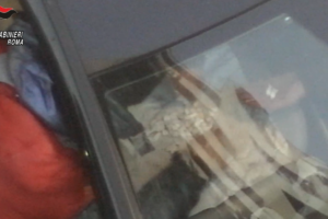 Bimba di 7 anni confezionava palline di cocaina, arrestate madre e nonna: “Chiamaci se arrivano i carabinieri” Bimba di 7 anni confezionava palline di cocaina, arrestate madre e nonna: “Chiamaci se arrivano i carabinieri”