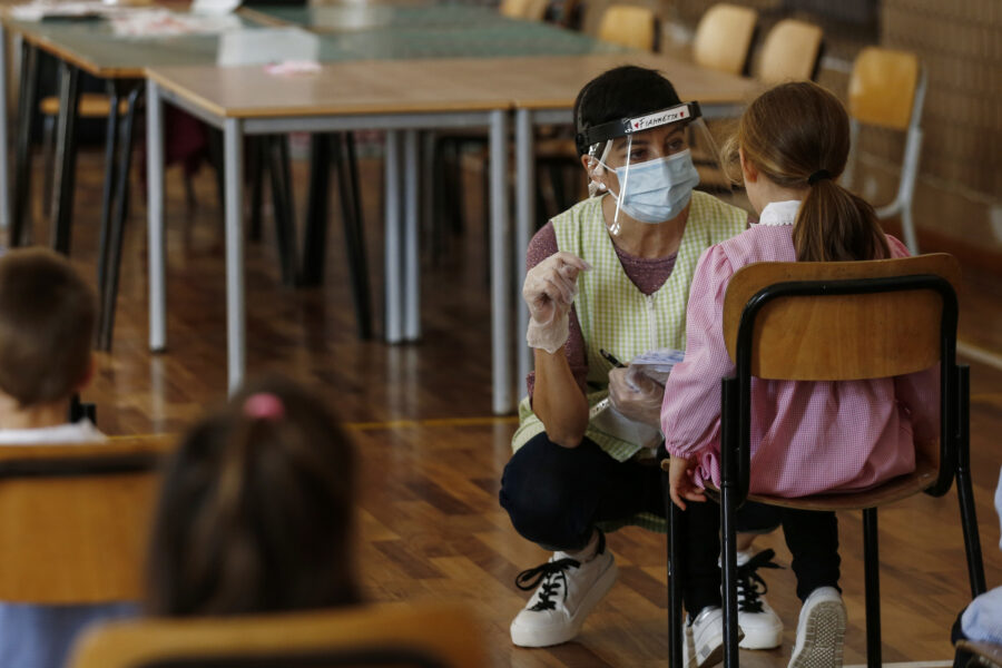 Foto Cecilia Fabiano/ LaPresse 
06 Ottobre 2020 Roma (Italia)
Politica :
Inizio delle attività di Test Salivari nelle scuole   
Nella Foto : la scuola G.B.Grassi di Fiumicino 
Photo Cecilia Fabiano/LaPresse
October 06 , 2020  Roma (Italy) 
Politics :
First day Covi Test especially made for children  
In The Pic : the Grassi institute in Fiumicino