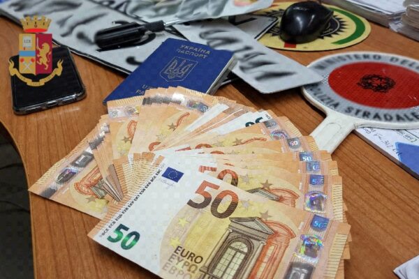 Auto rubate con targhe contraffatte destinate alla Francia, blitz della Stradale a Napoli: tre arresti