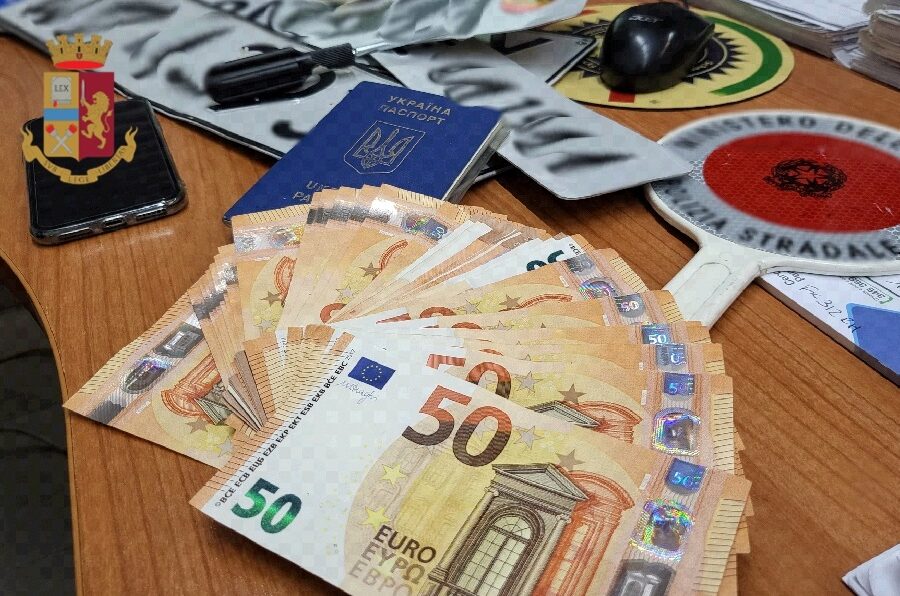 Auto rubate con targhe contraffatte destinate alla Francia, blitz della Stradale a Napoli: tre arresti