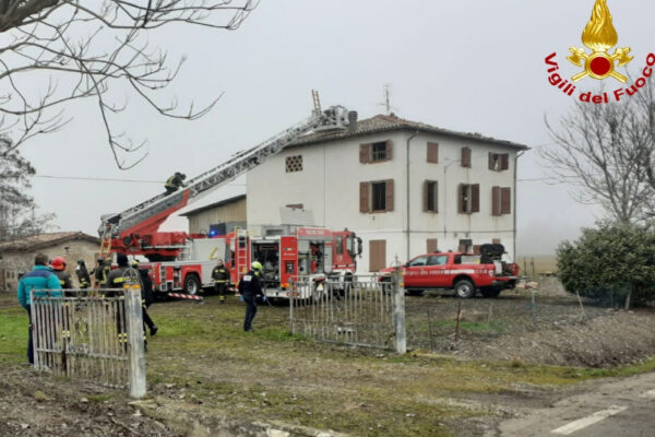 Aereo precipita e si schianta su una casa: un morto nel tragico incidente dell’ultraleggero