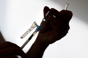 Efficacia vaccini, report Iss: “Dopo 5 mesi scende dal 74 al 39 per cento”