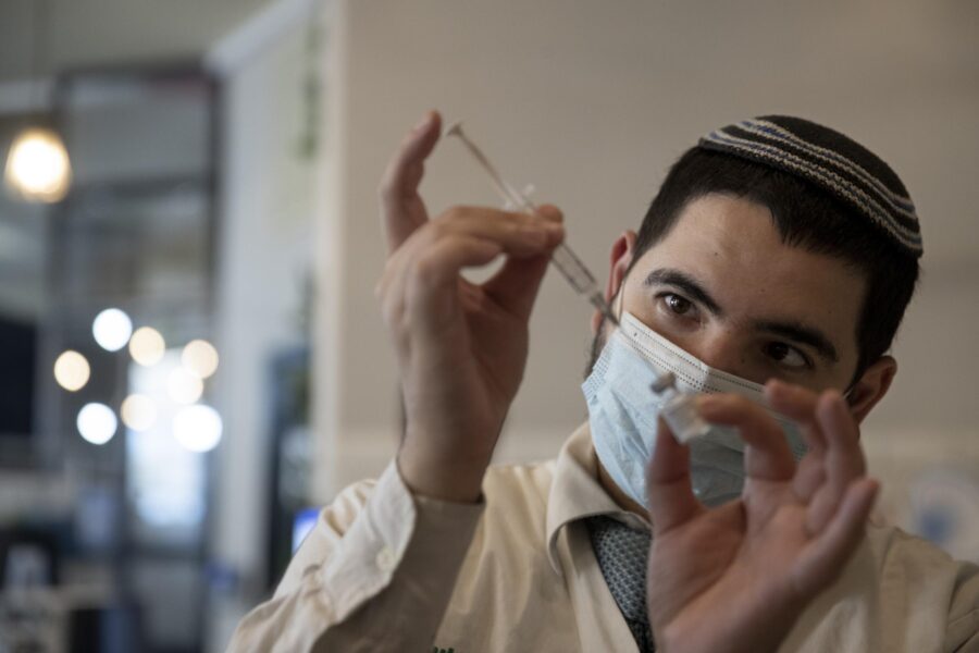 Israele prepara la quarta dose, primi vaccini da prossima settimana: “Situazione preoccupante”