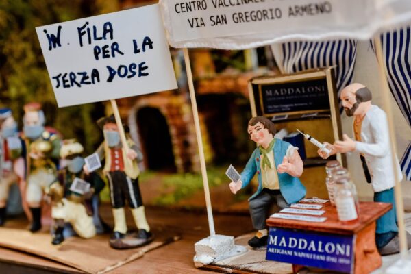 Foto Alessandro Pone/LaPresse
17/12/2021 Napoli – Italia
Cronaca
Napoli, San Gregorio Armeno: nella storica strada dei presepi spuntano le statutine dei pastori con il green pass e in fila per la terza dose. Nella foto: i pastori dell’artigiano Maddaloni
Photo Alessandro Pone/LaPresse17/12/2021 Naples – ItalyNewsNaples, San Gregorio Armeno: figurines of shepherds for the crib with green passes and in line for the third dose. In the photo: the shepherds of the craftsman Maddaloni