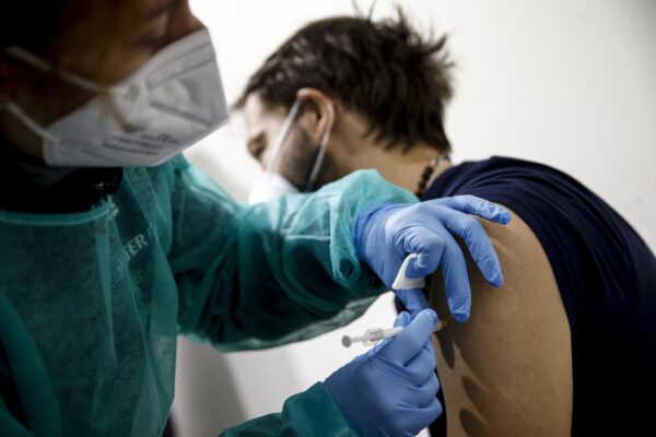Prenota il vaccino anti-Covid, anche Google invita all’immunizzazione: “Vaccinati, indossa una mascherina, salva vite”
