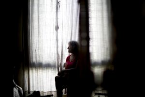 Green pass sospeso solo con la positività al molecolare, il tampone rapido antigenico lascia attivo il certificato