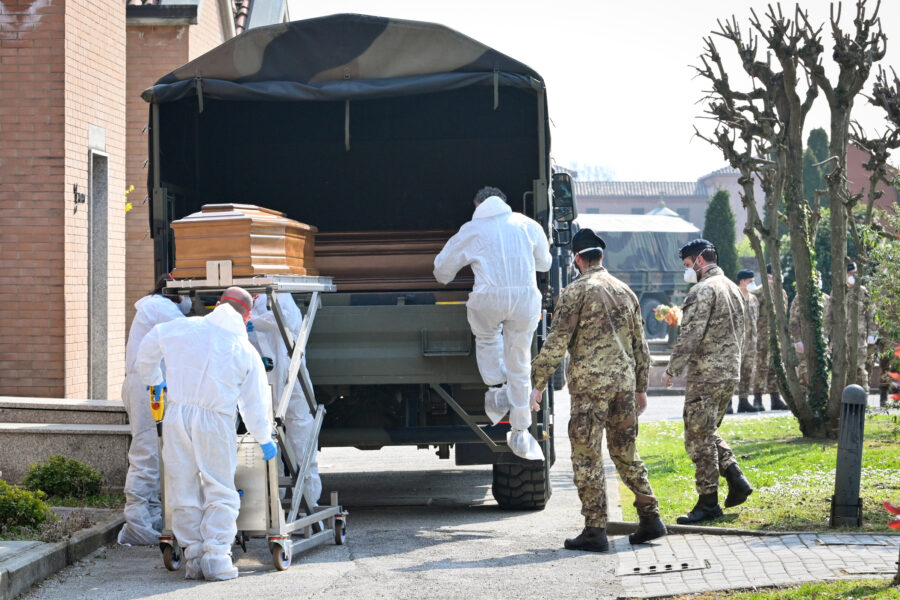 Foto Massimo Paolone/LaPresse 
21 marzo 2020 Ferrara, Italia 
cronaca 
Emergenza Coronavirus – I convogli dell’Esercito Italiano provenienti da Bergamo trasportano le salme dei deceduti per il Covid 19 verso il cimitero di Ferrara dove vengono cremate 
Nella foto: le salme vengono scaricate dal camion per la cremazione

Photo Massimo Paolone/LaPresse 
March 21, 2020 Ferrara, Italy 
news 
Coronavirus emergency – The convoys of the Italian Army from Bergamo transport the bodies of the deceased for Covid 19 to the cemetery of Ferrara where they are cremated
In the pic: the corpses are unloaded from the truck for cremation