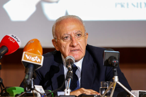 De Luca show, veleno su Draghi e silenzio sulla sanità campana bocciata dal Tar