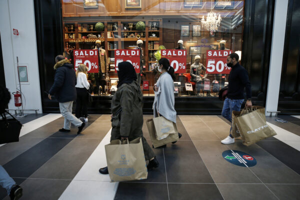 Foto Cecilia Fabiano/ LaPresse 
12 gennaio 2021 Roma (Italia)
Cronaca : 
Saldi invernali in un centro commerciale 
Nella Foto : shopping nel periodo di saldi invernali al Centro Commerciale Maximo 
Photo Cecilia Fabiano/LaPresse
January 12, 2021  Roma (Italy) 
News: Winter Sales in a shopping center
In the Pic : people having shopping for Winter Sales in  the Maximo Shopping Center