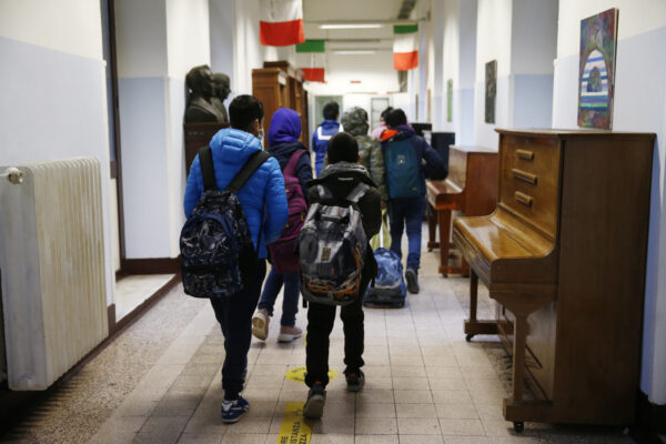 Scuola, con 4 o più contagi tutti in Dad: le Regioni pressano il governo