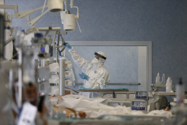 Foto Cecilia Fabiano/ LaPresse 
02 Aprile  2021 Roma (Italia)
Cronaca :  
Terapia intensiva. Ancora piene prima delle vacanze di pasqua le terapie intensive degli ospedali romani   
Nella foto : La terapia intensiva dell’ospedale San Filippo Neri 
April 02, 2021  Roma (Italy) 
News :
Intensive Care Unit . Intensive care in Roman hospitals is still full before the Easter holidays
In The Pic : the San Filippo Neri Hospital Intensive Care