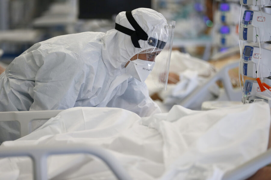 Foto Cecilia Fabiano/ LaPresse 
02 Aprile  2021 Roma (Italia)
Cronaca :  
Terapia intensiva. Ancora piene prima delle vacanze di pasqua le terapie intensive degli ospedali romani   
Nella foto : La terapia intensiva dell’ospedale San Filippo Neri 
April 02, 2021  Roma (Italy) 
News :
Intensive Care Unit . Intensive care in Roman hospitals is still full before the Easter holidays
In The Pic : the San Filippo Neri Hospital Intensive Care