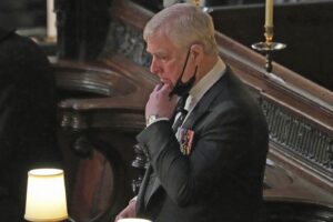 Presunte molestie, il principe Andrea perde i titoli reali Presunte molestie, il principe Andrea perde i titoli reali