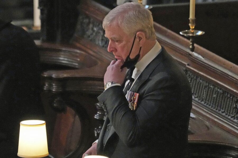 Presunte molestie, il principe Andrea perde i titoli reali