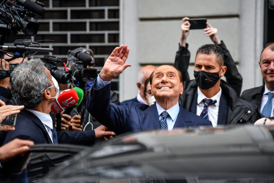 Berlusconi dribbla Salvini e tiene l’Italia col fiato sospeso