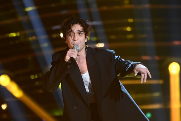 Chi è Tananai, il cantante in gara a Sanremo con la canzone “Sesso Occasionale”