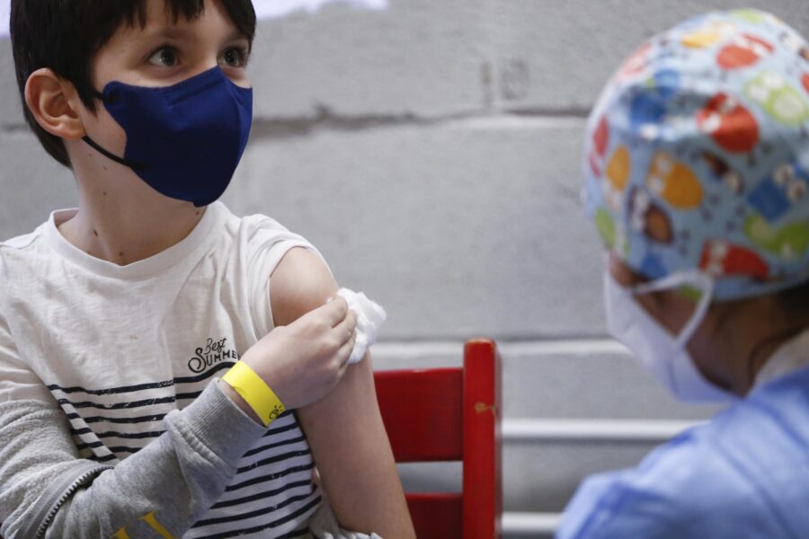 Nel Lazio è caos vaccini per minorenni: prenotazioni rinviate a febbraio e Green pass a rischio scadenza