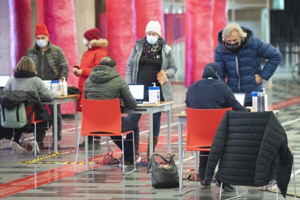 “Tassiamo i No Vax, intasano gli ospedali”, la mossa senza precedenti in Québec