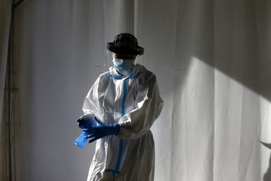 Covid, oltre 219mila nuovi positivi e 198 morti: nuovo record di contagi mentre salgono i ricoveri