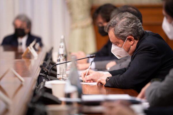 Draghi spiana Lega e M5S: ecco l’obbligo vaccinale, nuova stretta contro il virus