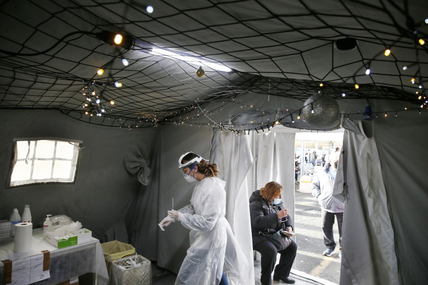 Coronavirus, quasi 102mila nuovi contagi e 227 morti: oltre 2 milioni gli italiani attualmente positivi