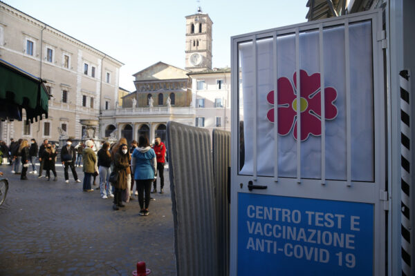 Foto Cecilia Fabiano/ LaPresse 
31 Dicembre  2021 Roma (Italia)
Cronaca : 
Fila alla farmacia di Santa Maria in Trastevere  per effettuare il tampone covid  prima di Capodanno
Nella Foto :  farmacia Trastevere 
Photo Cecilia Fabiano/ LaPresse
December  31 , 2021  Rome (Italy) 
News : 
Line for a swab in Trastevere Pharmacy  
In The Pic : Santa Maria in Trastevere