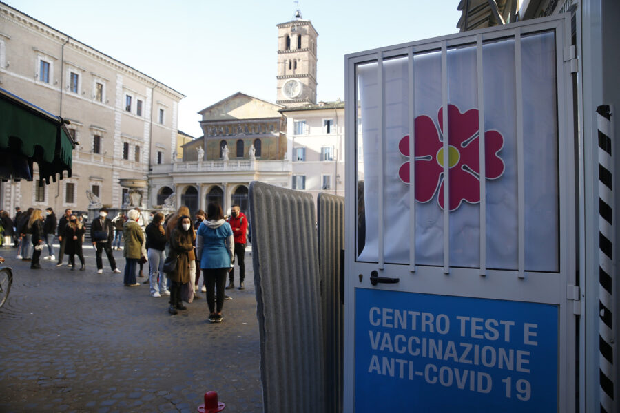 Foto Cecilia Fabiano/ LaPresse 
31 Dicembre  2021 Roma (Italia)
Cronaca : 
Fila alla farmacia di Santa Maria in Trastevere  per effettuare il tampone covid  prima di Capodanno
Nella Foto :  farmacia Trastevere 
Photo Cecilia Fabiano/ LaPresse
December  31 , 2021  Rome (Italy) 
News : 
Line for a swab in Trastevere Pharmacy  
In The Pic : Santa Maria in Trastevere