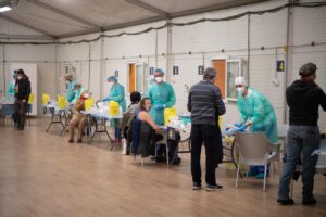 “Per i vaccinati il covid diventerà come un’influenza”, la previsione dopo il picco di contagi