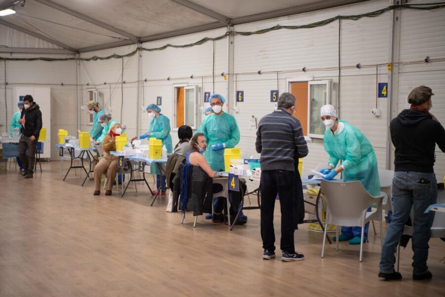 “Per i vaccinati il covid diventerà come un’influenza”, la previsione dopo il picco di contagi