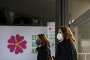 Quando il picco di contagi? Le previsioni sulla quarta ondata e la variante Omicron