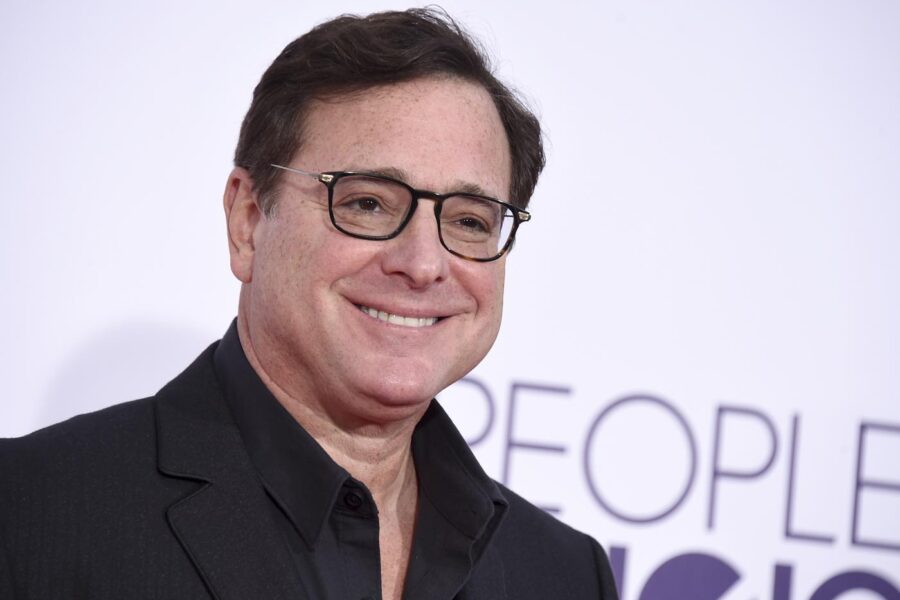 È morto l’attore Bob Saget, il corpo del comico ritrovato in una stanza d’albergo
