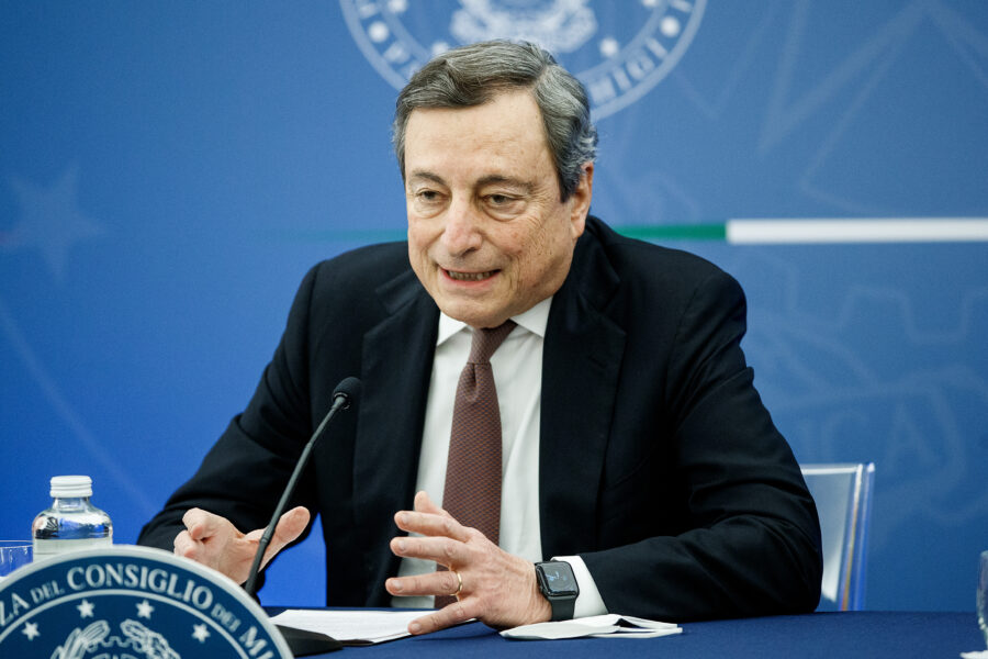 Draghi si scusa e parla al Paese, ma dribbla le domande sul Quirinale