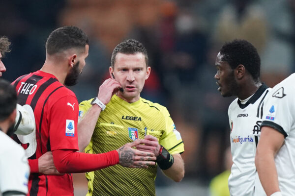 Foto  Spada/LaPresse 
17 gennaio  2022 – Milano, Italia 
Sport, Calcio 
Milan vs Spezia – Campionato italiano di calcio Serie A TIM 2021/2022 – Stadio San Siro
Nella foto: arbitro serra VAR

Photo Spada/LaPresse 
January 17  , 2022 – Milan,Italy
Sport, Soccer 
Milan vs Spezia  – Italian Serie A Football Championship 2021/2022 – San Siro Stadium
In the photo: referee Serra checking VAR