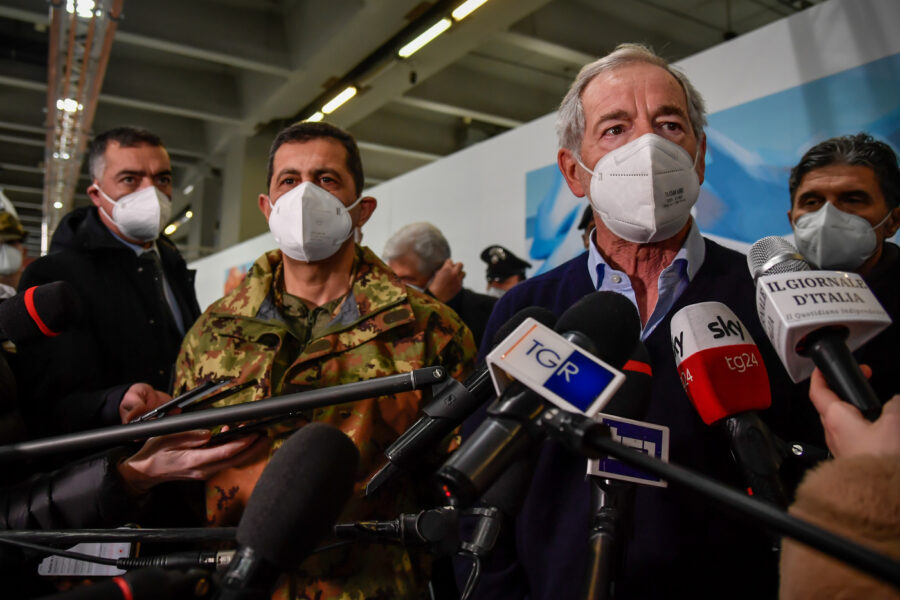 Foto Claudio Furlan/LaPresse 
24 Gennaio  2022 Milano, Italia 
News
Generale Francesco Paolo Figliuolo visita il centro vaccinale per bambini presso l’Ospedale in Fiera con Guido Bertolaso


Photo Claudio Furlan/LaPresse 
January 24, 2022 Milan, Italy 
News
General Francesco Paolo Figliuolo visits the vaccination center for children at the Hospital in Fiera with Guido Bertolaso