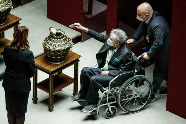 Foto Roberto Monaldo / LaPresse
24-01-2022 Roma
Camera dei Deputati – Elezione del Presidente della Repubblica
Nella foto Umberto Bossi

Photo Roberto Monaldo / LaPresse
24-01-2022 Rome (Italy)
Chamber of Deputies – Election of the President of the Republic 
In the pic Umberto Bossi
