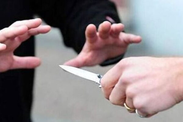 Accoltellato nella macelleria dei genitori, 28enne finisce in ospedale con il polmone perforato