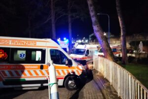 Ambulanze e auto in coda al Cotugno, i sanitari del 118 ai no vax: “Non è terrorismo, venite a vedere”