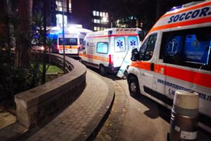 Ambulanze e auto in coda al Cotugno, i sanitari del 118 ai no vax: “Non è terrorismo, venite a vedere”