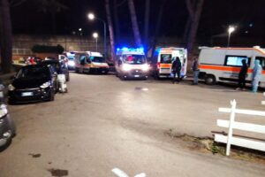Ambulanze e auto in coda al Cotugno, i sanitari del 118 ai no vax: “Non è terrorismo, venite a vedere”