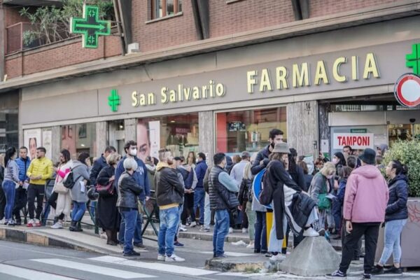 Psicosi tamponi, il direttore dell’Asl di Napoli: “Situazione ingestibile, l’80% sono inutili: vanno prescritti” Psicosi tamponi, il direttore dell’Asl di Napoli: “Situazione ingestibile, l’80% sono inutili: vanno prescritti”