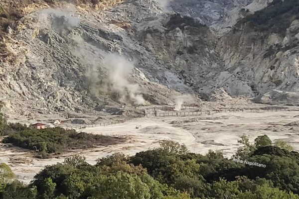 I Campi Flegrei fanno paura, puzza di zolfo in tutta Napoli: cosa sta succedendo