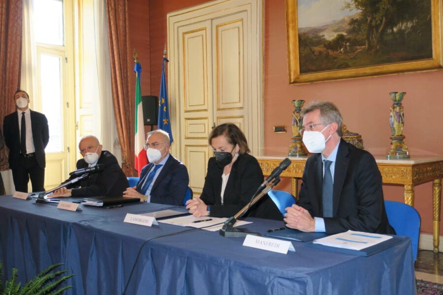 Napoli, barzelletta telecamere: inaugurazioni in pompa magna e poi il “Comune non pagava l’Enel”