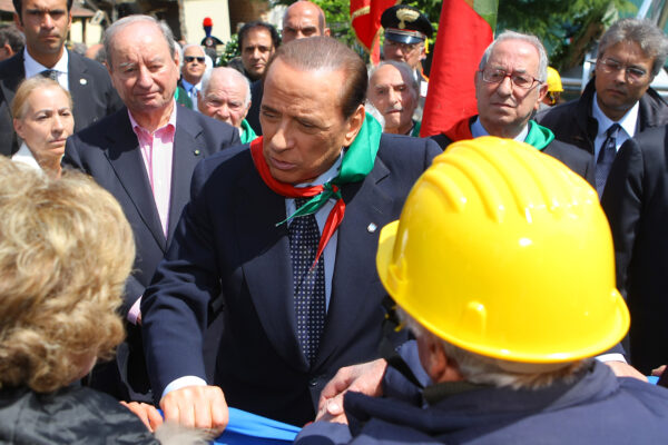 © Roberto Monaldo / LaPresse
25-04-2009 Onna (L’Aquila)
Politica
Celebrazione dell’ anniversario della Liberazione

Celebration of Liberation Day 

Nella foto Silvio Berlusconi con i familiari dei martiri ed alcuni partigiani