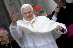 Ratzinger finisce nel mirino per lo scandalo pedofilia: “Occultò 4 casi”