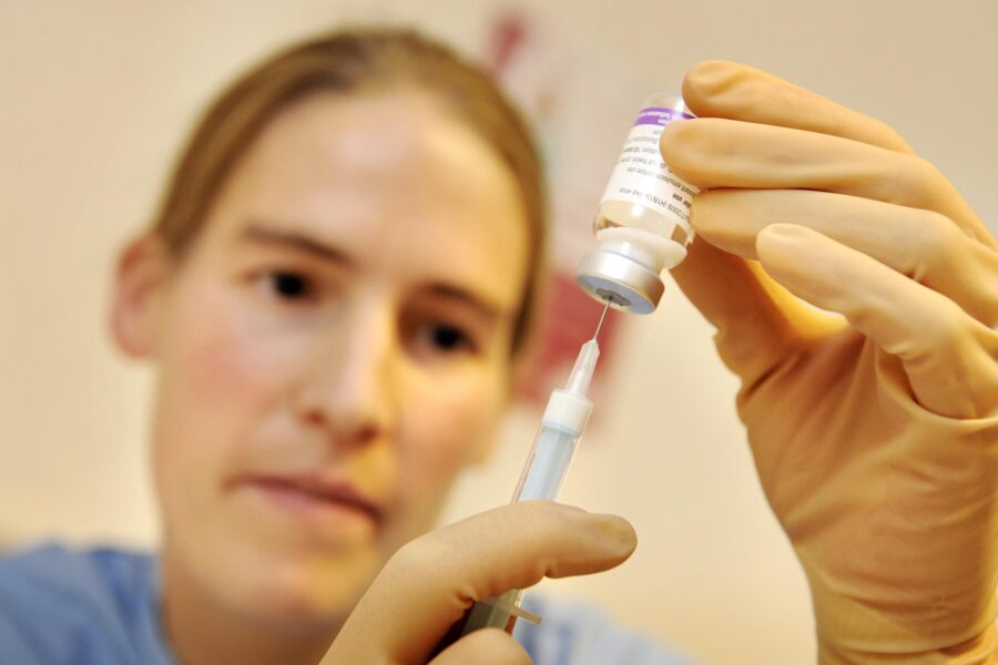 Vaccino ogni 4 mesi, Ema ed esperti bocciano la ‘quarta dose’: “Insostenibile e non salutare”