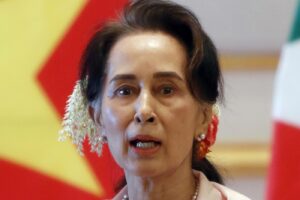 Aung San Suu Kyi condannata a 4 anni di prigione: il premio Nobel birmano ha “importato illegalmente dei walkie-talkie”