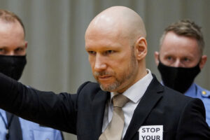 Breivik in aula per la libertà vigilata, il terrorista di Utoya tra saluti nazisti e richiami al ‘genocidio dei bianchi’: “Non sono un pericolo”