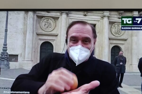 Mastella show tra l’uovo e l’attacco alla Lega: “Casellati stronzata incredibile, Salvini si dimetta da leader”