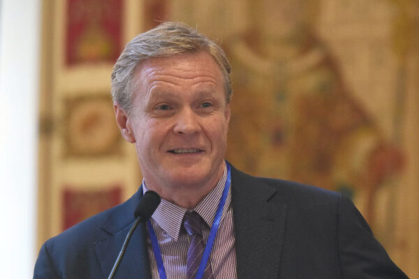 “Mi ha accarezzato il seno”, assolto dall’accusa di molestie l’ex direttore del British Council di Roma: solo un “saluto all’italiana”